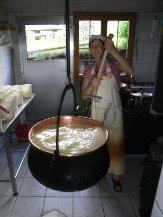 Beim Käsen in der Alphütte
